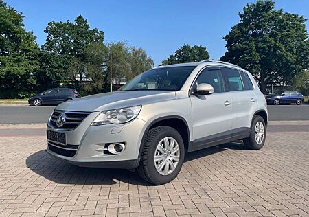 VW Tiguan Volkswagen Sport Automatik 4x4 AHK *TÜV NEU*
