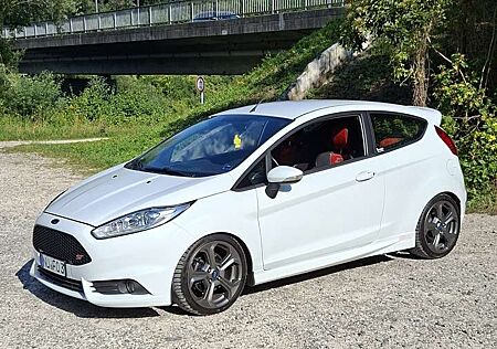 Ford Fiesta 1.6 EcoBoost mit Leder-Sport-Paket ST