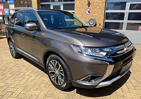 Mitsubishi Outlander 2.2 DI-D 4WD 100+ LED 360° AHK Tempom.
