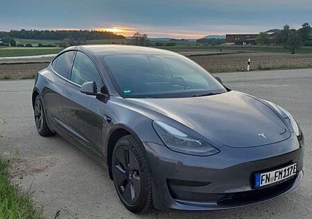 Tesla Model 3 Standard Reichweite Plus Hinterradantrieb