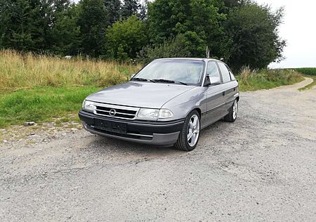 Opel Astra SI TÜV, ZV , LM Räder, 8 fach bereift