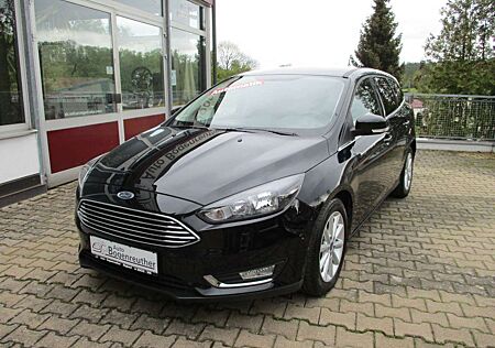 Ford Focus Turnier Titanium+AHK+Sehr Gepflegt