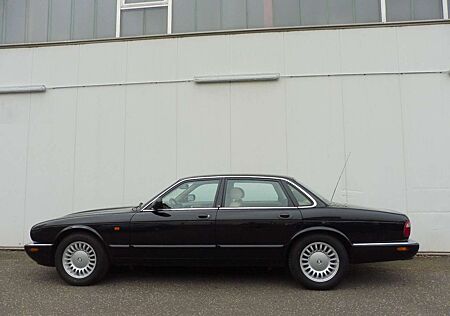 Jaguar XJ8 3.2 V8 aus Doktorenhand