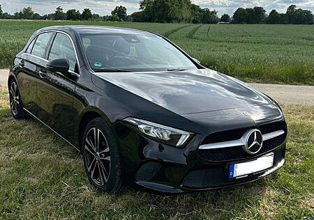 Mercedes-Benz A 180 A-Klasse 7G-DCT Progressive MBUX Display