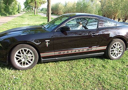 Ford Mustang Premium Pony Package V6
