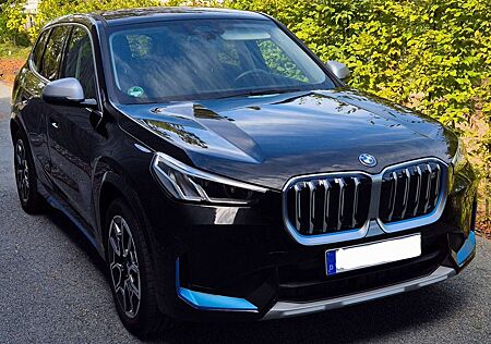 BMW iX1 xDrive30 xLine, topgepflegt