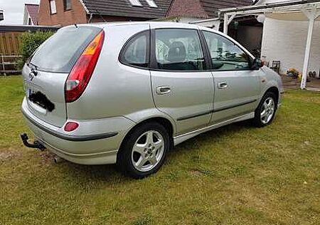 Nissan Almera Tino