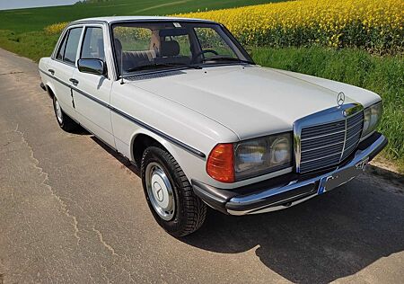 Mercedes-Benz 200 W123