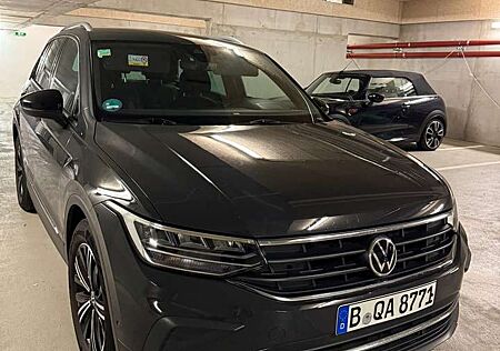 VW Tiguan Volkswagen Active-Top Zustand, Scheckheft, Garagenwagen