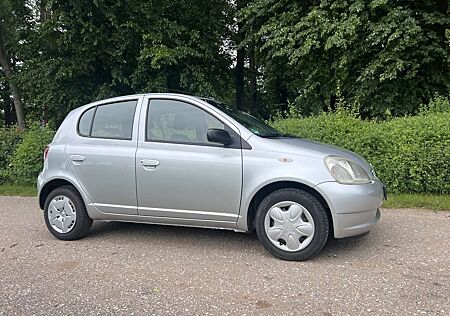 Toyota Yaris 1.3i mit Klima und Glasschiebedach aus 1. Hand