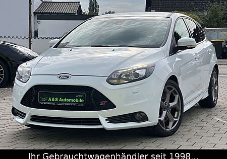 Ford Focus ST Lim. 2.0 EB *RECARO/BI-XENON/8-FACH*