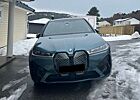 BMW iX xDrive50 / Farbe Blue Ridge Mountain / Pano-