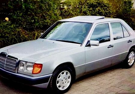 Mercedes-Benz E 200 Sehr gepflegtes Oldtimer-Liebhaberfahrzeug