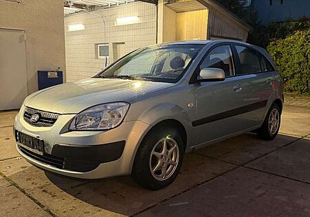 Kia Rio 1.4 EX Basis Bremsen, Reifen, Tüv Neu