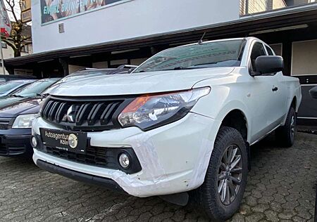 Mitsubishi L200 Basis Club Cab 4WD