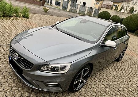 Volvo V60 Momentum D4 R- Design 190 PS 8-Gang Automatik