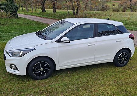 Hyundai i20 blue 1.2 Trend