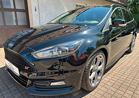 Ford Focus Turnier ST*KEYLESS*ALARM*LED*TÜV NEU*