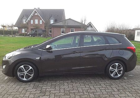Hyundai i30 CW 1,6DCT blue Automatik + Heizb. Lenkrad
