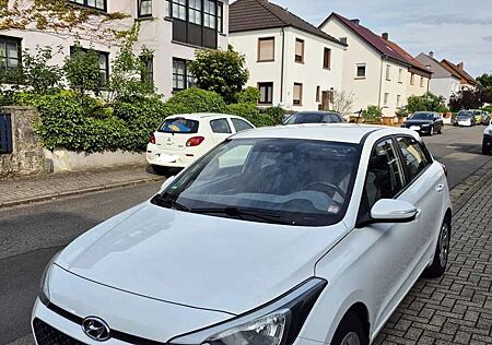 Hyundai i20 1.2 / TÜV Neu! / Sitz- + Lenkradheizung