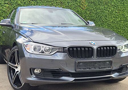 BMW 320 i Aut/XENON/LEDER/S-DACH/KAMERA/4xSHZ/PDC V+H