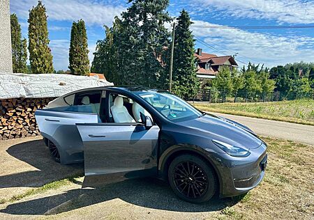 Tesla Model Y LR Long Range Dual AWD*MD23*schwarz&weiß*AHK*20