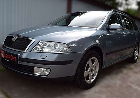 Skoda Octavia Combi Elegance, Xenon, PDC V+H, 8-Fach,