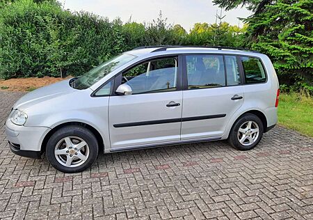 VW Touran Volkswagen 1.6 FSI - gepflegter Garagenwagen