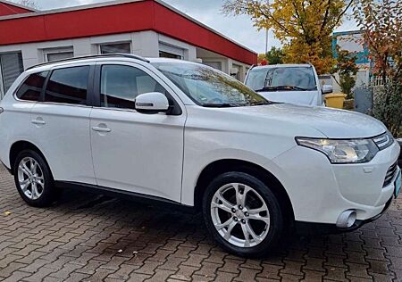 Mitsubishi Outlander 2.2 DI-D 4WD Automatik Instyle 7Sitzer FamilienSUV