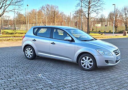 Kia Cee'd Ceed / 1.4 16V Kundendienst Scheckheftgepflegt