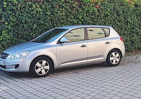 Kia Cee'd Ceed / 1.4 16V Kundendienst Scheckheftgepflegt