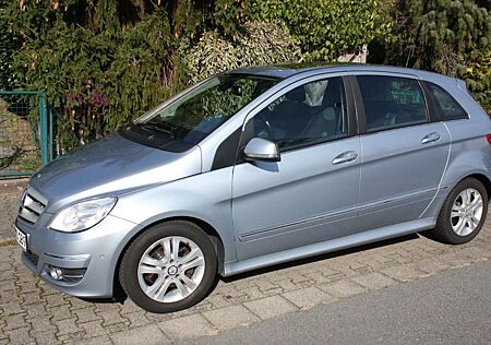 Mercedes-Benz B 200 Sportpaket AHK Glasdach TU neu