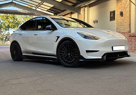 Tesla Model Y Tiefer Breiter…..