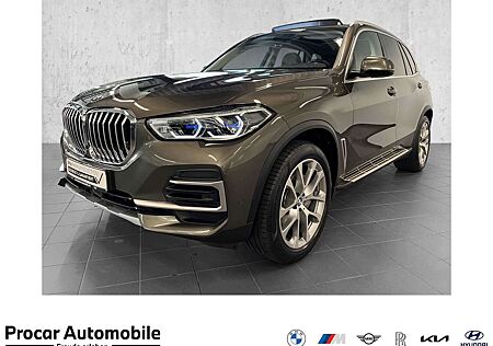 BMW X5 xDrive40i xLine PANO AHK RFK NAVI Standh.