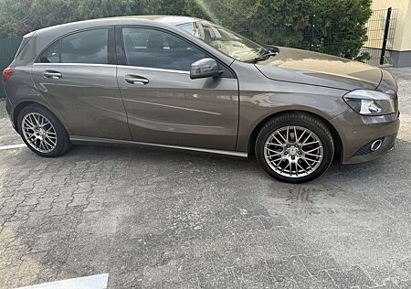 Mercedes-Benz A 180 (BlueEFFICIENCY) Style