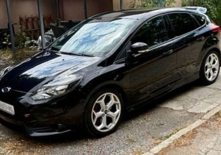 Ford Focus 2.0 EcoBoost ST mit Leder-Sport-Paket