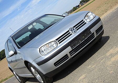 VW Golf Volkswagen 1.Hand. von Oma gefahren.Klima.Allwetterreifen!