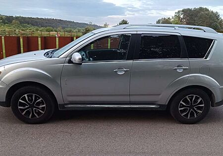 Mitsubishi Outlander Invite 4WD Automatik 7 Sitzer Teilleder Xenon PDC