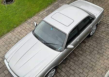 Jaguar XJ8 limuzine
