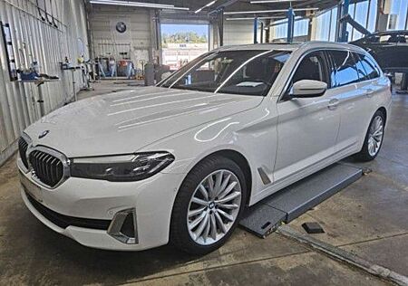 BMW 520 dxD/Aut/LCP+/LEDerSportStz/Panor/AHK/360°/Lux