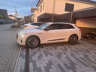 Audi e-tron Sport Black Softclose Night HUD Pano B&O