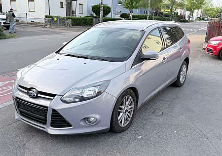 Ford Focus Turnier 2.0 TDi/Titanium/Klima/Navi/R-Kamer/ALU//AHK/Colorglas/Keylesgo