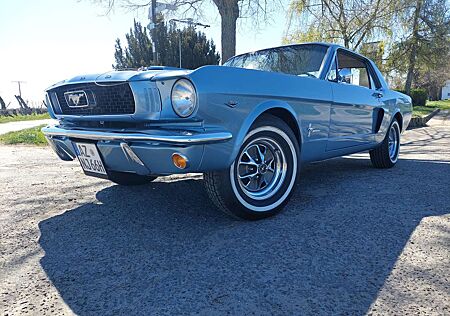 Ford Mustang Coupe Deluxe
