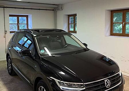 VW Tiguan Volkswagen 2.0 TDI DSG*Panorama*LED*ACC*SHZ hinten*