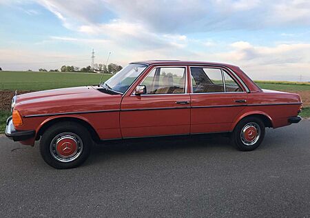 Mercedes-Benz 200 D ,LIEBHABERFAHRZEUG !