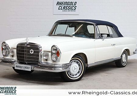 Mercedes-Benz 280 SE weiß (050), blaues Verdeck, blaues Leder