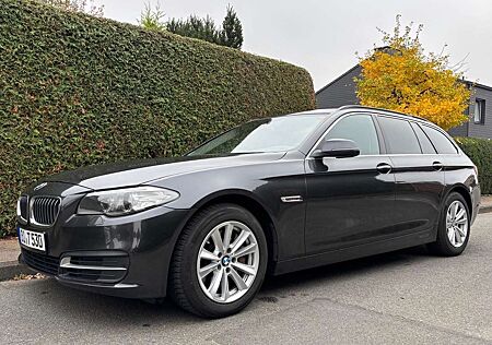 BMW 530 d xDrive Touring grau met. Leder AHK STH DAB