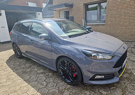 Ford Focus 2.0 EcoBoost ST mit Leder-Sport-Paket