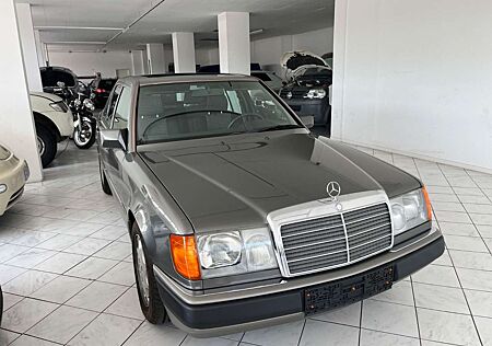 Mercedes-Benz 230 E mit H Kennzeichen Schöner Zustand
