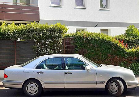 Mercedes-Benz E 220 AUTOMATIK Schiebed. AHK m, Niveau! e klapp Spiegel
